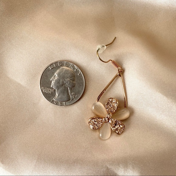 Flowers Rhinestone Panel Earrings - Picture 5 of 8